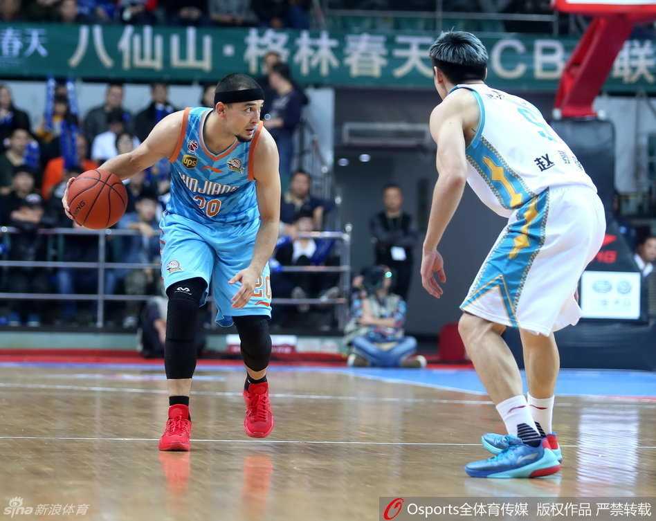 周琦两双镇守内线,李根廿九分锋芒毕露,新疆客场送福建八连败 大魔王只手遮天!周琦高高跃起,长臂舒展,一记结结实实的排球大帽将对方的上篮扇飞,防守震慑力十足。