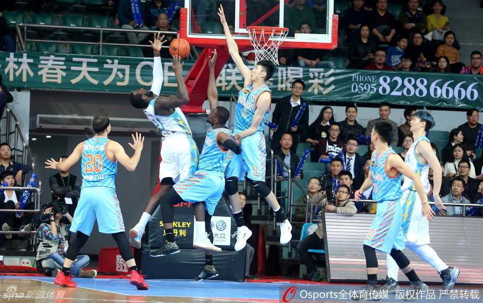 周琦两双镇守内线,李根廿九分锋芒毕露,新疆客场送福建八连败 李根化身重型坦克,持球强行突破,用身体倚住防守人,强硬杀向篮下,展现本土锋线的绝对力量。