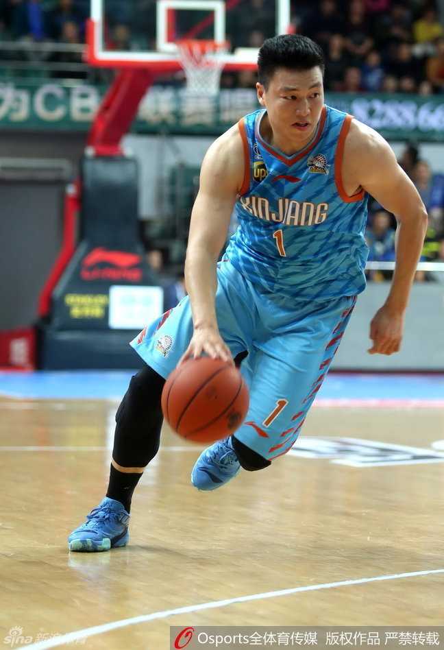 周琦两双镇守内线,李根廿九分锋芒毕露,新疆客场送福建八连败 周琦持球推进上演一条龙,面对三人合围毫无惧色,以一敌三强行突破,展现大个子中罕见的运球技巧。