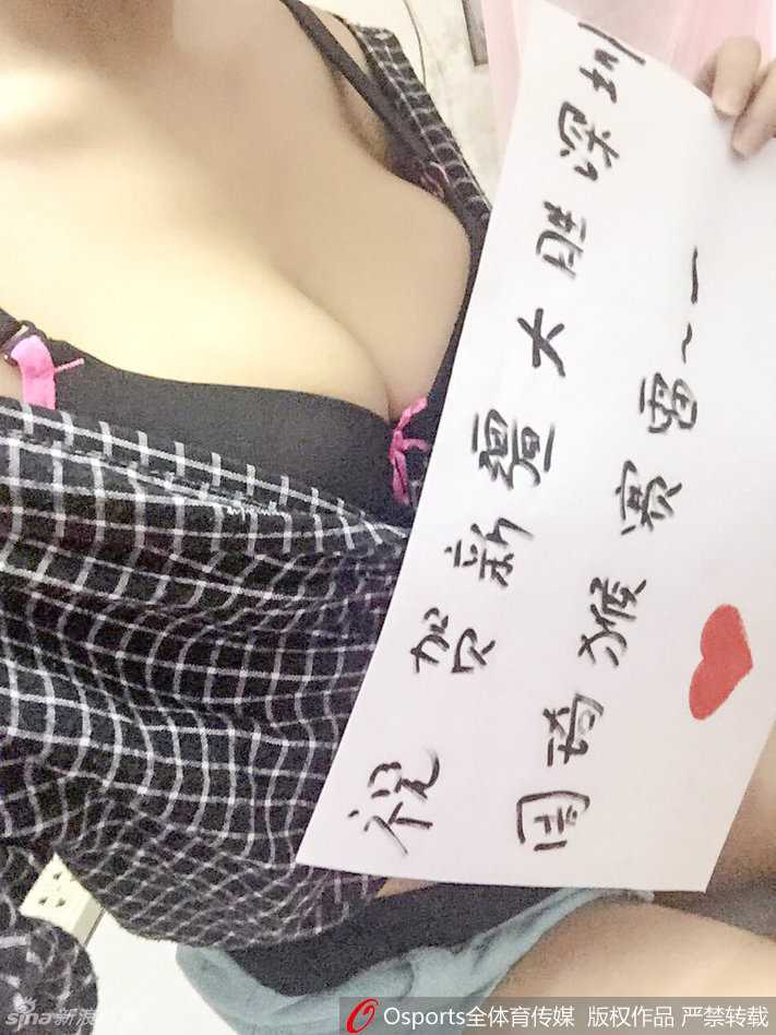 周琦内线称霸引领新疆豪取七连胜 美貌球迷场边助威抢镜 身披新疆战袍的周琦在深圳队内线群中高高跃起,犹如鹤立鸡群,他那修长的双臂如同大鹏展翅,以一记势大力沉的单手劈扣终结进攻,让全场球迷瞬间陷入沸腾。