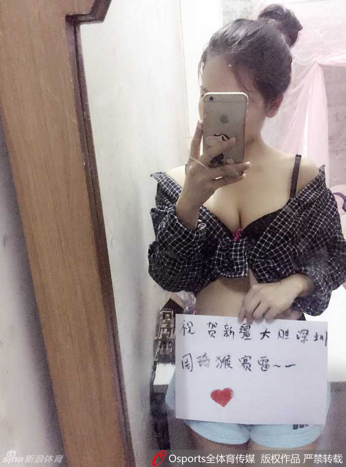 周琦内线称霸引领新疆豪取七连胜 美貌球迷场边助威抢镜 看到球队大比分领先,这位靓丽的女球迷对着镜头比出胜利的手势,脸上洋溢着得意与自豪的笑容,仿佛在向全世界宣告:这就是我们不可战胜的新疆队。