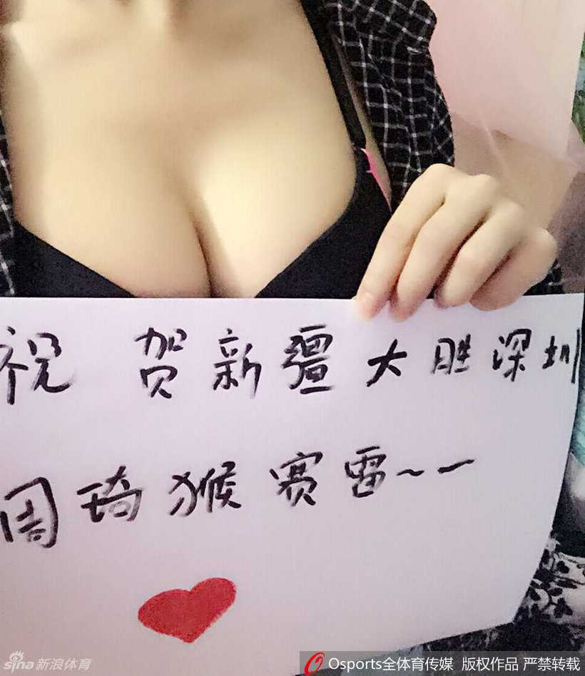 周琦内线称霸引领新疆豪取七连胜 美貌球迷场边助威抢镜 胜利的喜悦洋溢在每个人的脸上,这位美丽的女球迷终于按捺不住内心的激动,对着镜头大方“示爱”,她手中的标语或许就是对周琦今晚神勇表现最好的褒奖。