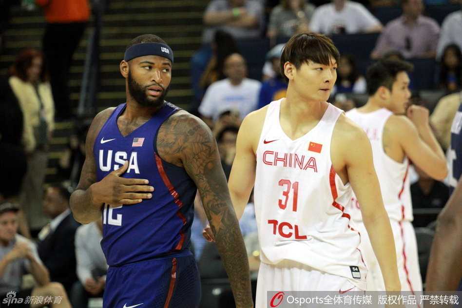 周琦单挑考辛斯,安东尼回首一望:那年中国少年的青春对决 李慕豪高举双臂干扰安东尼投篮,尽管封盖未果,但他毫无畏惧地站在了世界顶级得分手面前。