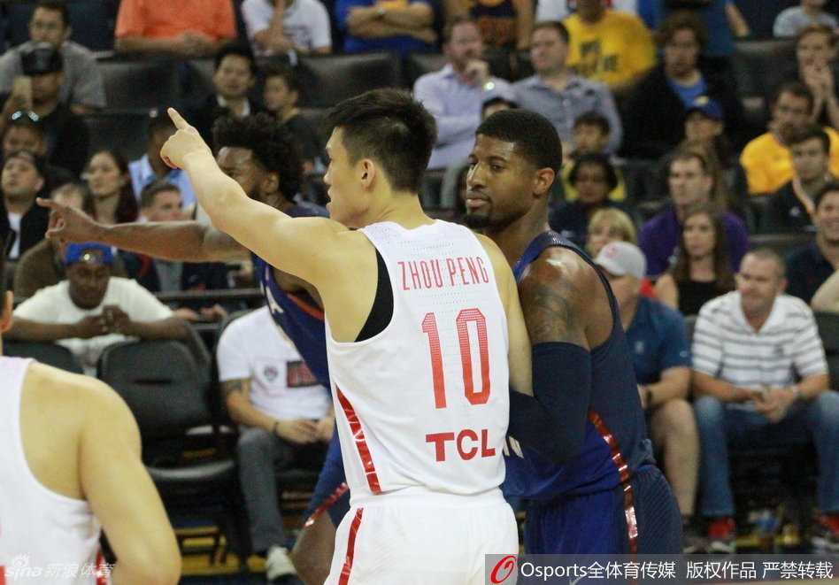 周琦单挑考辛斯,安东尼回首一望:那年中国少年的青春对决 郭艾伦持球面对防守,眼神坚定地观察队友跑位,准备利用速度撕开对手的防线。