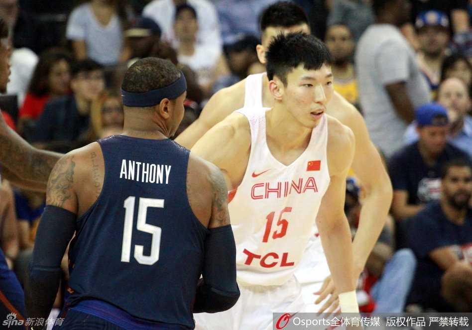 周琦单挑考辛斯,安东尼回首一望:那年中国少年的青春对决 安东尼在回防中扭头注视,他的目光越过球场,落在了正在与考辛斯激烈拼抢位置的周琦身上。