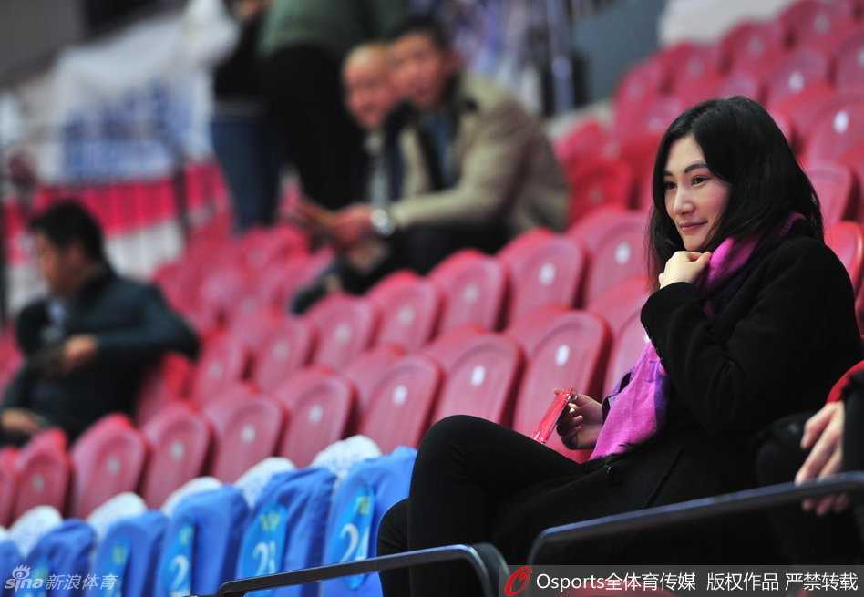 周琦女友现场观战新疆大胜八一,场边最美风景线 王欣怡专注地看着场内局势,嘴角微微上扬,露出一丝俏皮的笑意。此时新疆队正掌控着场上节奏,她的心情也显得格外放松。