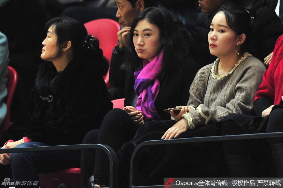 周琦女友现场观战新疆大胜八一,场边最美风景线 比赛结束后,王欣怡心情大好,脸上绽放出灿烂的笑容。或许是为周琦的出色发挥感到高兴,又或许是为这场酣畅淋漓的大胜而喜悦。