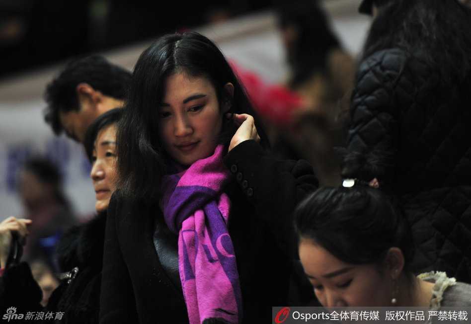 周琦女友现场观战新疆大胜八一,场边最美风景线 王欣怡在场边笑靥如花,眼神明亮。这一刻,她不仅是周琦的女友,更是他篮球世界里最温暖的港湾和最美的风景。