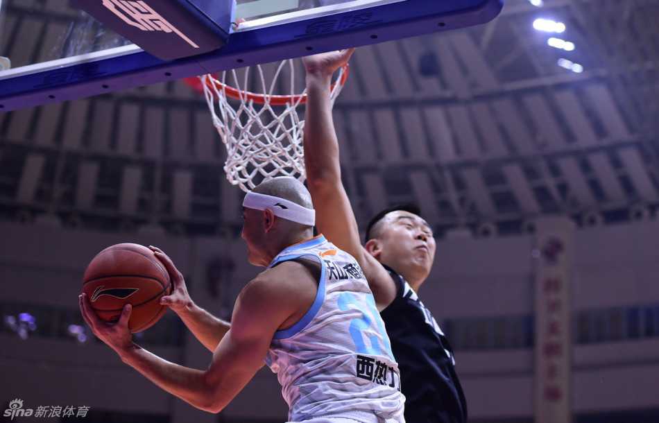 周琦布拉切筑天山,新疆飞虎席卷CBA赛场 西热力江犹如尖刀般持球强行突破,他身形敏捷,瞬间过掉防守球员,直杀禁区,展现出极强的冲击力。