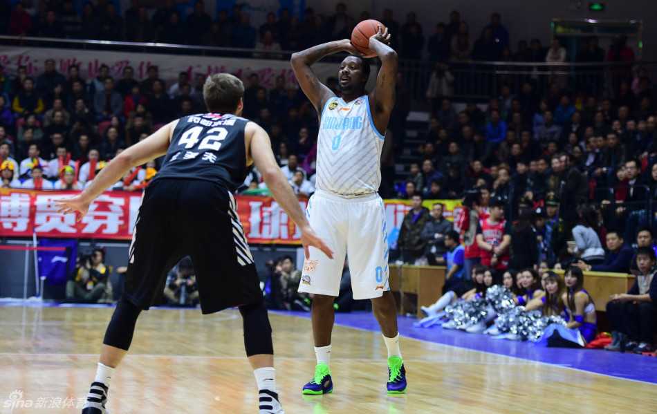 周琦布拉切筑天山,新疆飞虎席卷CBA赛场 场边的郭士强指导看着场上弟子的精彩表现,情不自禁地竖起大拇指,脸上露出满意的笑容。