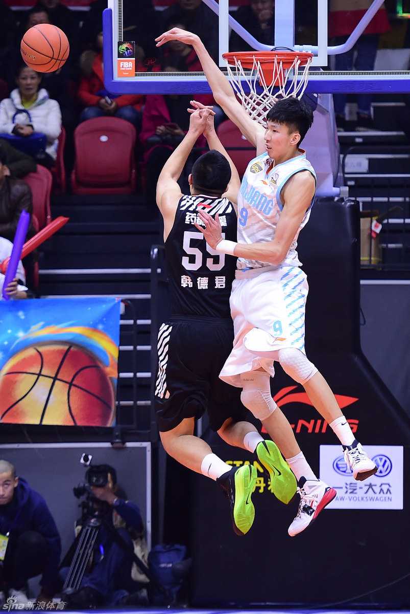 周琦布拉切筑天山,新疆飞虎席卷CBA赛场 刘炜在三分线内一步急停跳投,出手动作标准流畅,眼神坚毅地注视着飞向篮筐的篮球。