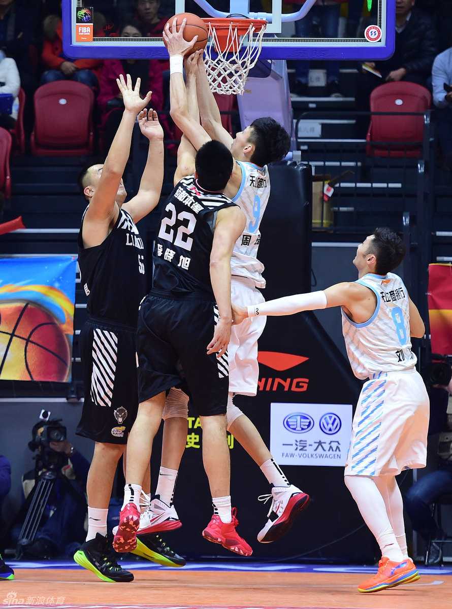 周琦布拉切筑天山,新疆飞虎席卷CBA赛场 李根凭借强壮的身体强行向篮下突破,防守球员被他牢牢卡在身后,展现了坦克式碾压的进攻威力。