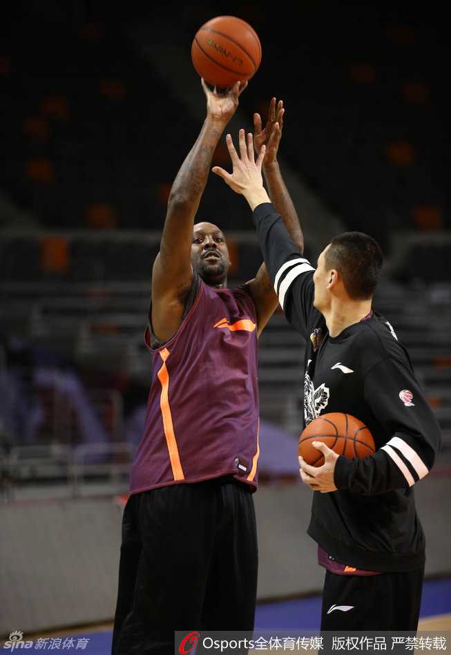 李根用手挡住周琦的眼睛，周琦笑着躲避，两人在训练场上嬉戏打闹