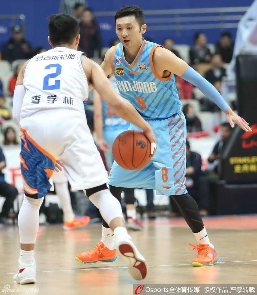 周琦惊天暴扣引领新疆狂潮 刘炜重回上海滩上演温情一幕 周琦高高跃起,在空中用指尖碰到皮球,成功完成了一次护筐,将上海队的上篮尝试拒之门外。