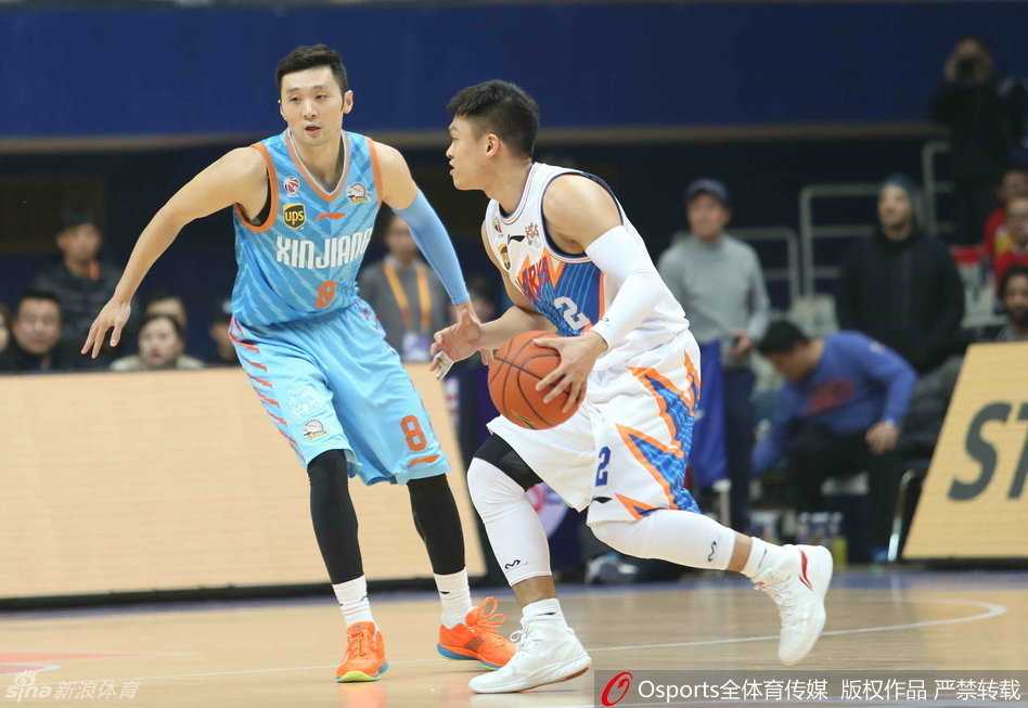 周琦惊天暴扣引领新疆狂潮 刘炜重回上海滩上演温情一幕 身披新疆队战袍的刘炜运球组织进攻,他重回这片熟悉的场地,面对上海队的年轻后卫毫无惧色。