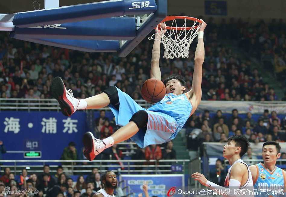 周琦惊天暴扣引领新疆狂潮 刘炜重回上海滩上演温情一幕 古德洛克借助队友扎实的挡拆,试图摆脱贴身紧逼的刘炜,他眼神坚定寻找着传球的缝隙。