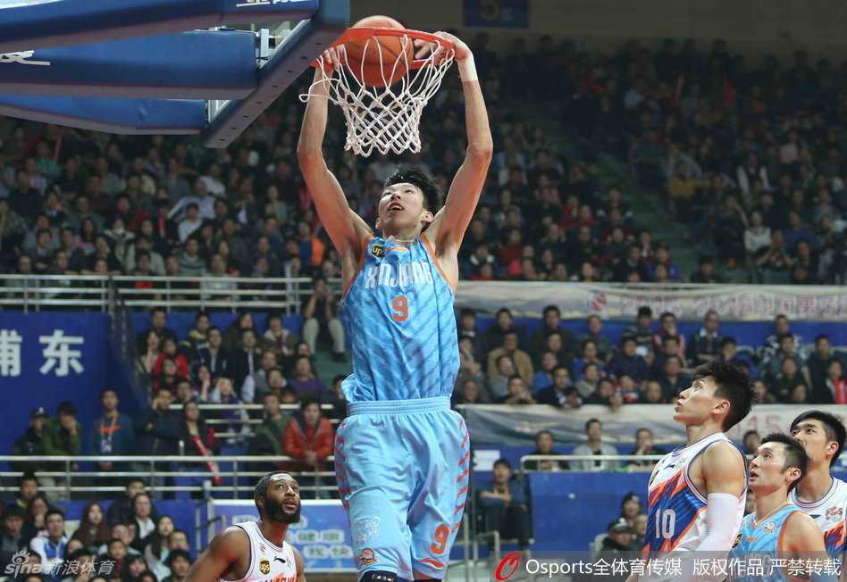 周琦惊天暴扣引领新疆狂潮 刘炜重回上海滩上演温情一幕 李根在低位背身单打,防守他的刘晓宇寸步不离,努力张开双臂罩住李根的投篮视线。