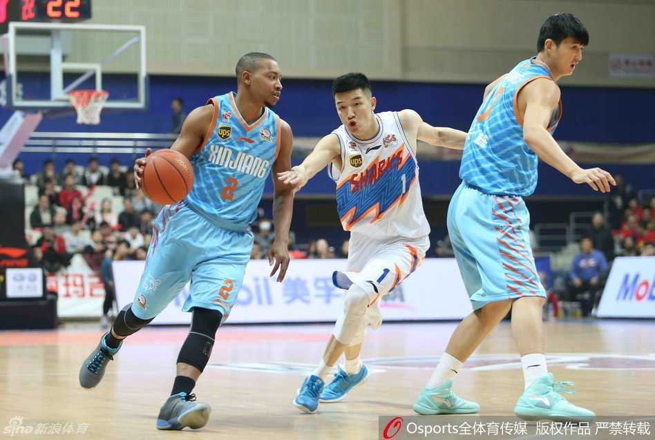 周琦惊天暴扣引领新疆狂潮 刘炜重回上海滩上演温情一幕 可兰白克-可兰白克在三分线外持球,面对防守者突然做出投篮假动作,将对手点飞后准备运球突破。