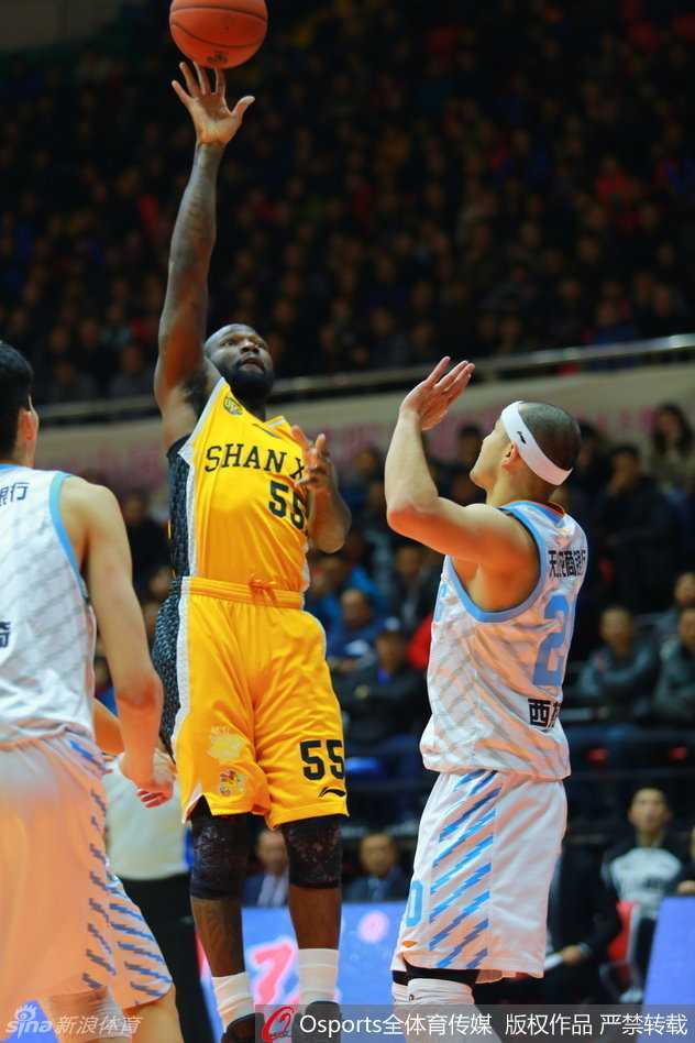 周琦惊天火锅盛宴主导攻防,新疆飞虎力擒山西猛龙 古德洛克如箭离弦般发动快攻,面对空篮轻松抛投入网