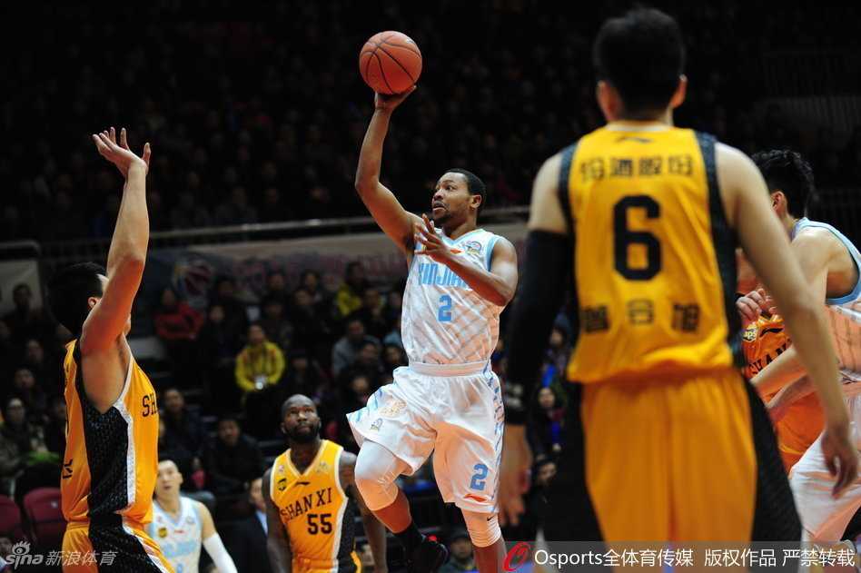 周琦惊天火锅盛宴主导攻防,新疆飞虎力擒山西猛龙 苏伟在低位要到位置,用一记柔和的小勾手将球稳稳送入篮筐
