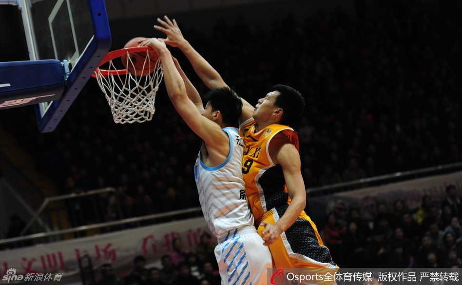 周琦惊天火锅盛宴主导攻防,新疆飞虎力擒山西猛龙 周琦在山西队两名内线头顶上演势大力沉的双手暴扣,篮筐仿佛都在颤抖