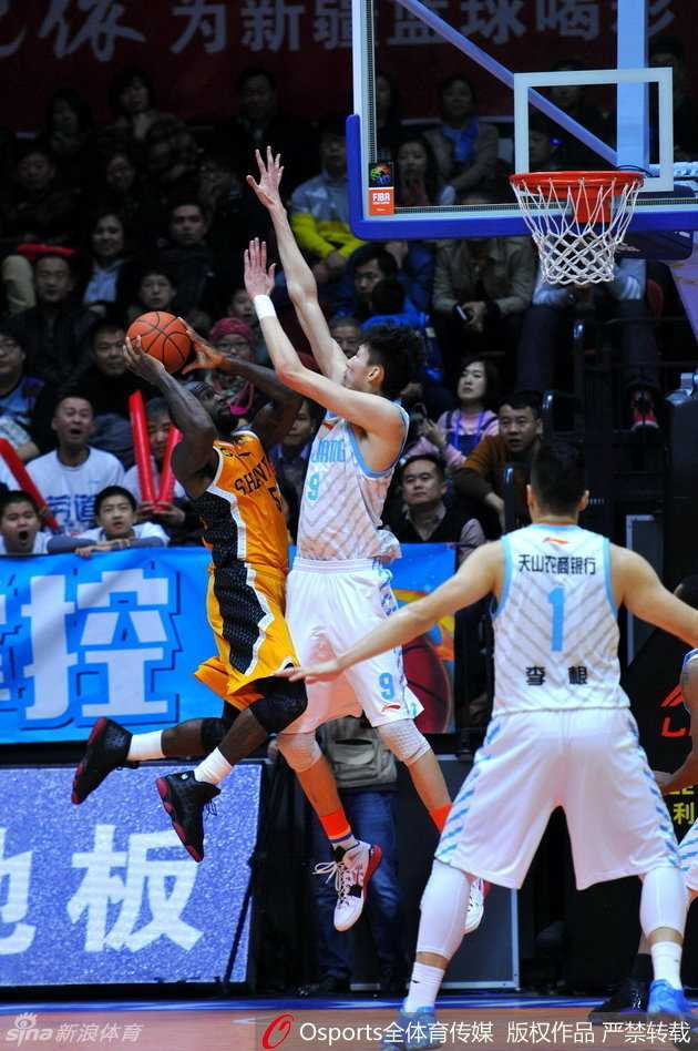 周琦惊天火锅盛宴主导攻防,新疆飞虎力擒山西猛龙 山西外援琼斯如旋风般快速突破新疆队的多人防线,准备上篮得分