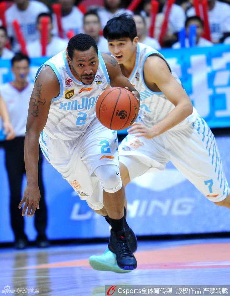周琦惊天火锅盛宴主导攻防,新疆飞虎力擒山西猛龙 李根像推土机一样碾压式突破,扛开防守球员强行上篮