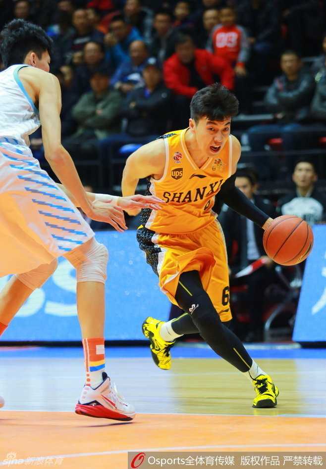 周琦惊天火锅盛宴主导攻防,新疆飞虎力擒山西猛龙 曾令旭面对贴身防守,坚决带球从人缝中强行突破,杀向内线