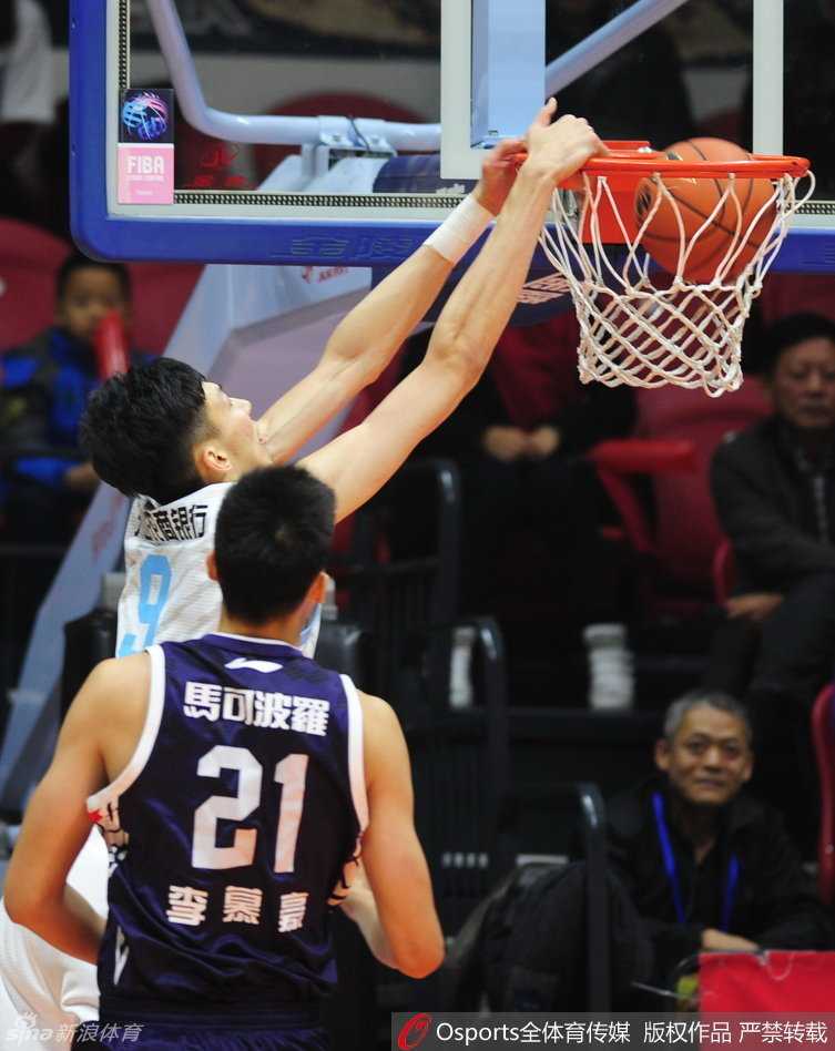 周琦擎天封盖李慕豪 新疆飞虎狂胜深圳夺七连胜 周琦力压李慕豪完成惊天灌篮,眼神中充满杀气