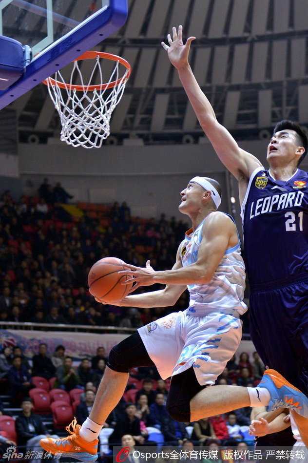 周琦擎天封盖李慕豪 新疆飞虎狂胜深圳夺七连胜 布朗空中飘逸拉杆上篮,身体舒展如飞鸟