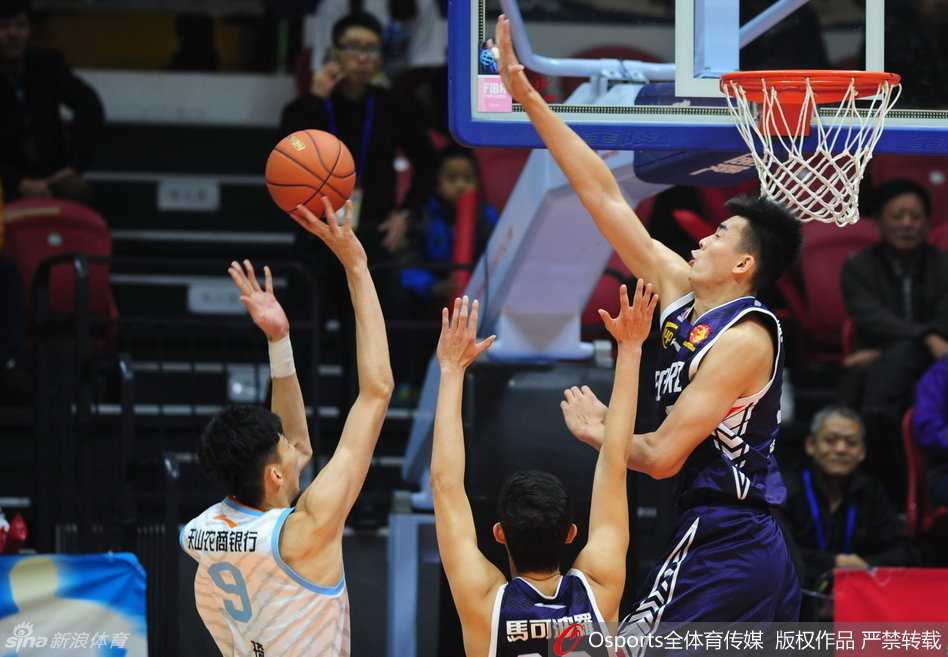 周琦擎天封盖李慕豪 新疆飞虎狂胜深圳夺七连胜 李慕豪跃起封盖周琦,篮下双塔对决火星四溅