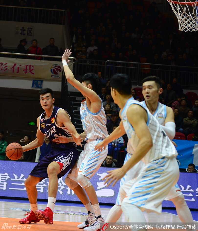 周琦擎天封盖李慕豪 新疆飞虎狂胜深圳夺七连胜 李根安慰倒在地上的可兰白克,兄弟情谊赛场闪光