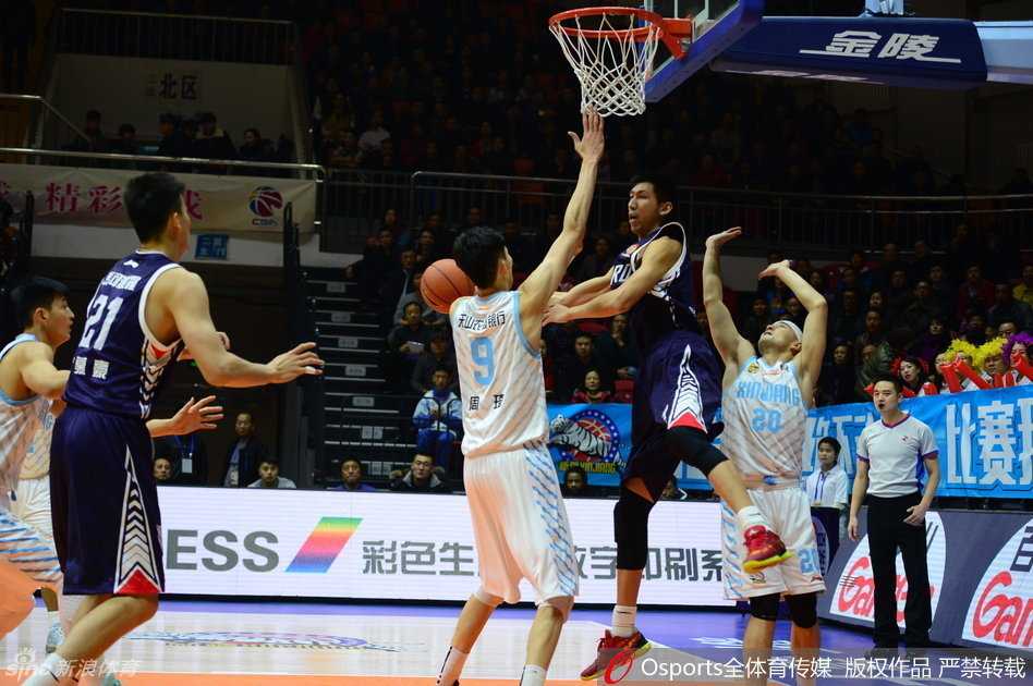 周琦擎天封盖李慕豪 新疆飞虎狂胜深圳夺七连胜 布莱切无奈摊手,对手的强硬防守让他略显疲惫