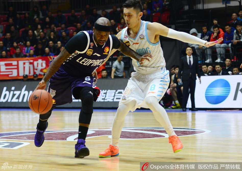 周琦擎天封盖李慕豪 新疆飞虎狂胜深圳夺七连胜 古德洛克背后运球灵动摆脱,如蝴蝶穿花般突破防守