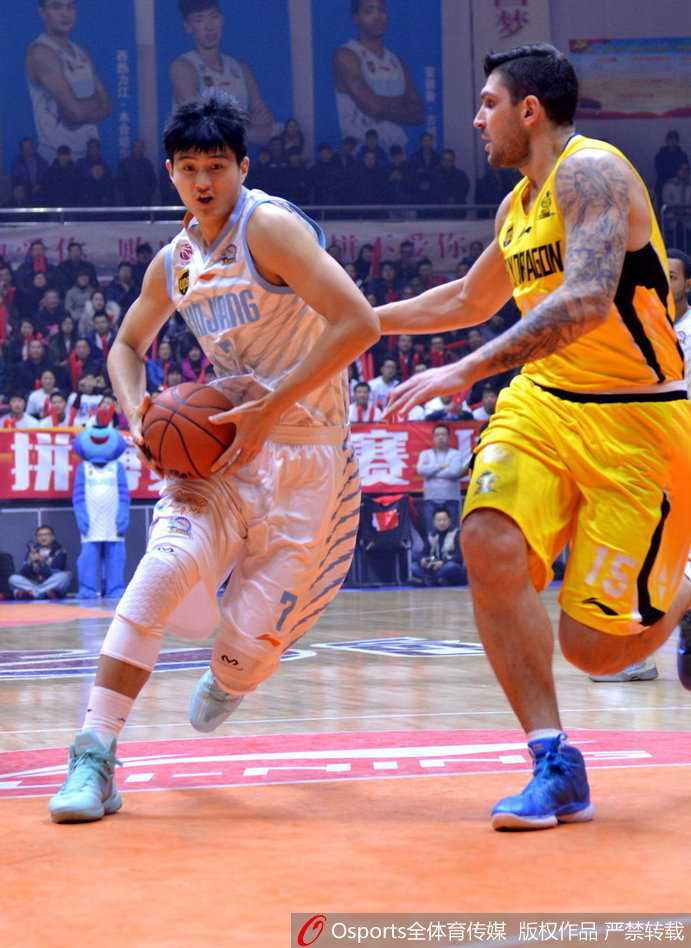 周琦暴扣引领逆转 新疆飞虎黄金一代的热血记忆 俞长栋面对防守球员强行突破,展现出惊人的爆发力