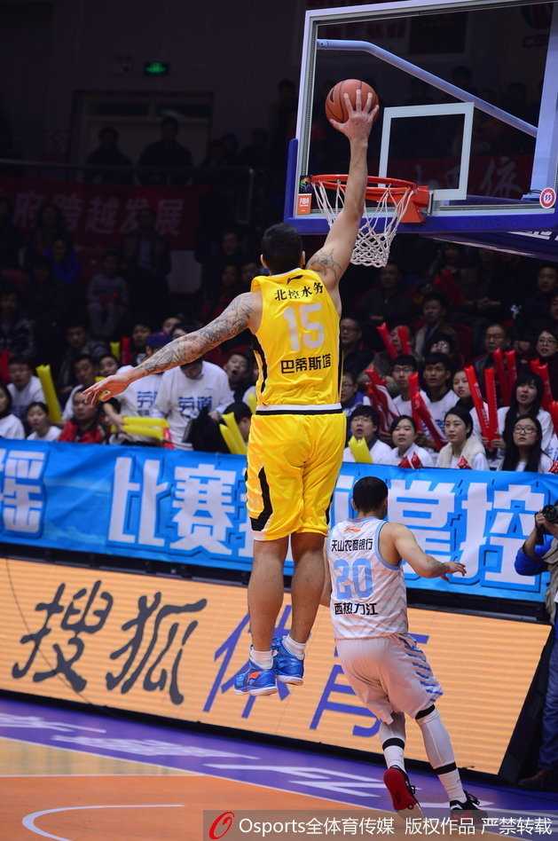 周琦暴扣引领逆转 新疆飞虎黄金一代的热血记忆 刘炜娴熟地持球推进,目光如炬观察着场上瞬息万变的局势