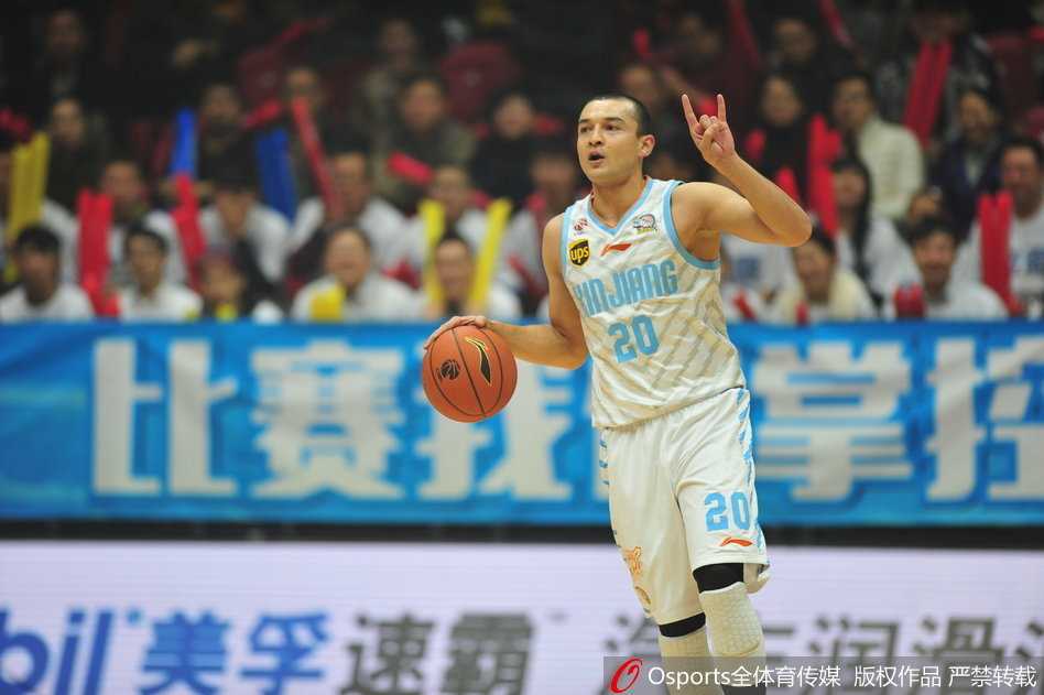 周琦暴扣引领逆转 新疆飞虎黄金一代的热血记忆 西热力江组织进攻时神情专注,眼神中透出犀利与杀气