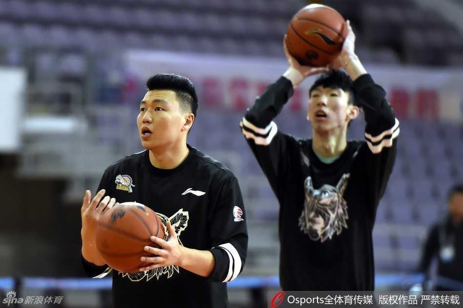 周琦李根赛前练兵,新疆飞虎的冬日记忆 大魔王周琦与李根在球场一侧专注地进行投篮练习,周琦修长的身影在空荡的球馆里格外醒目。