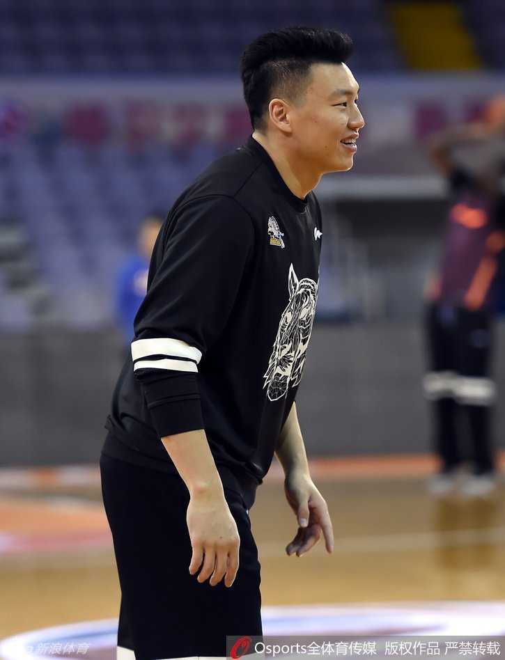 周琦李根赛前练兵,新疆飞虎的冬日记忆 安德雷·布拉切脸上笑逐颜开,心情大好的他似乎在训练中找到了乐趣,即使天气寒冷也挡不住他的笑容。