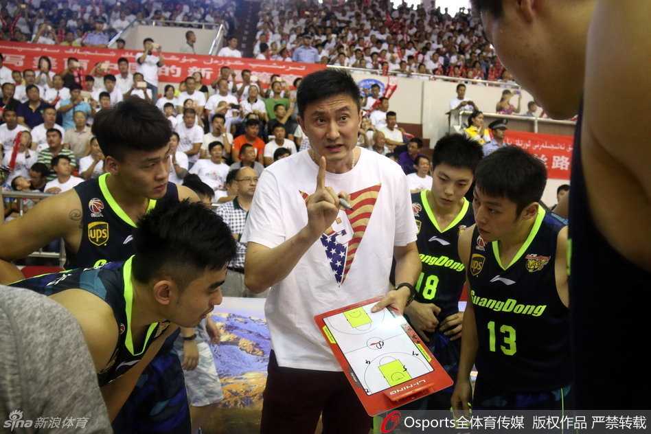 周琦留守新疆首亮相 飞虎喀什大胜广东宏远 新疆队替补席上,包括布拉切在内的众将整齐待命,他们时而关注场上局势,时而交流战术,尽管主力未全部出战,但板凳深度依然令人艳羡。