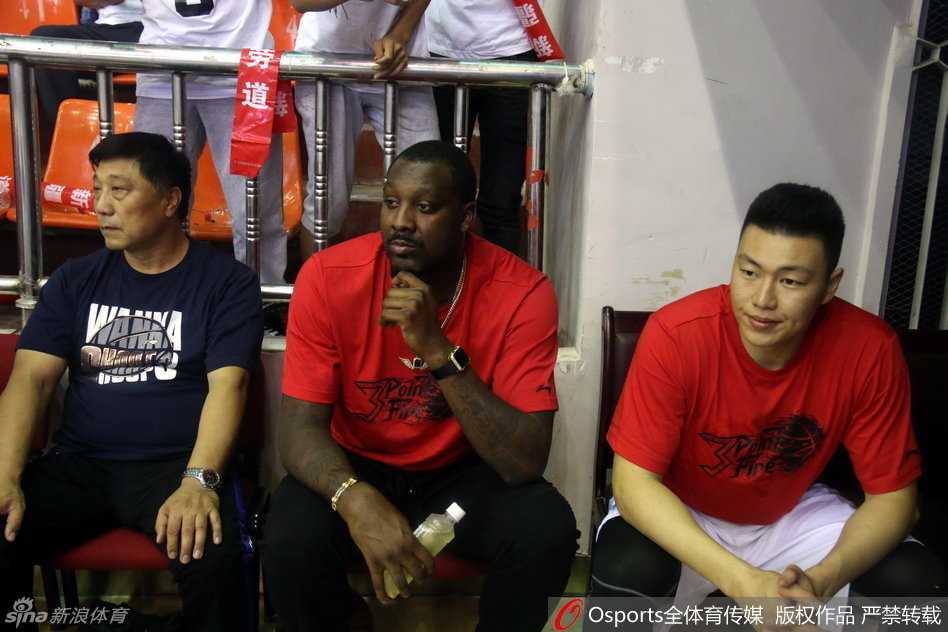 周琦留守新疆首亮相 飞虎喀什大胜广东宏远 赛前热身中,新疆队球员李根目光如炬,在进行拉伸训练,他的身后是巨大的广告牌和正在入场的球迷,大战氛围一触即发。