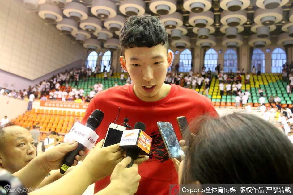 周琦留守新疆首亮相 飞虎喀什大胜广东宏远 结束了在美国NBA火箭队的特训,周琦顶着一头蓬松的卷发亮相喀什,面对镜头他眼神坚定,亲口确认新赛季将留守新疆飞虎,继续向CBA总冠军发起冲击。