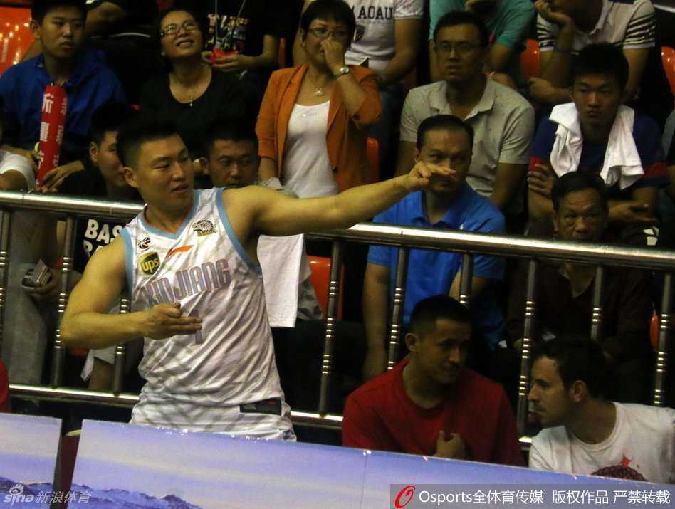 周琦留守新疆首亮相 飞虎喀什大胜广东宏远 赛前热身中,广东队的老将朱芳雨正进行投篮练习,虽然只是热身赛,但他的动作依旧标准而专注,身旁的年轻球员们也在抓紧时间适应场地。