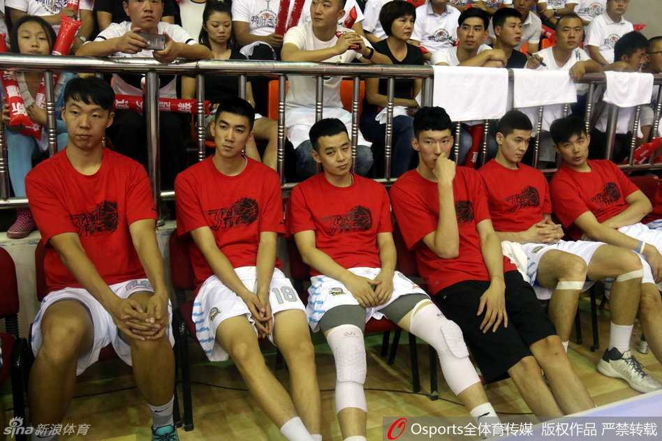 周琦留守新疆首亮相 飞虎喀什大胜广东宏远 场边休息时刻,新疆队夺冠功臣李根与外援布拉切坐在一起轻松交谈,两人表情惬意,显示出球队内部融洽的氛围和充分的自信。