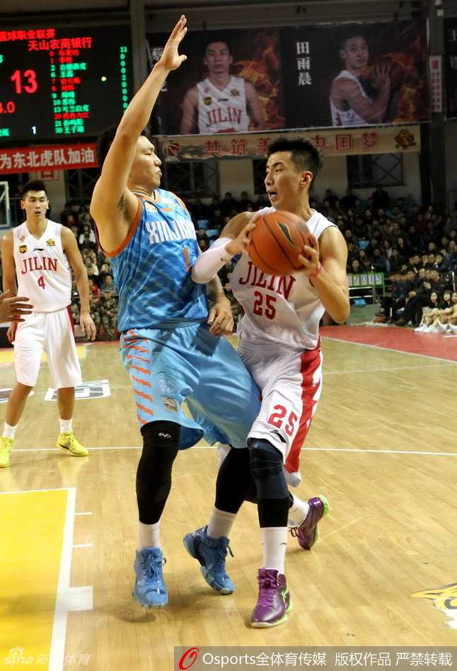 周琦百发百中布拉切统治内线 新疆客场狂胜吉林 李根奋力扑防后重心尽失,表情痛苦地摔倒在地,而周琦则在空中优雅地舒展身体,完成令人惊叹的拉杆上篮。