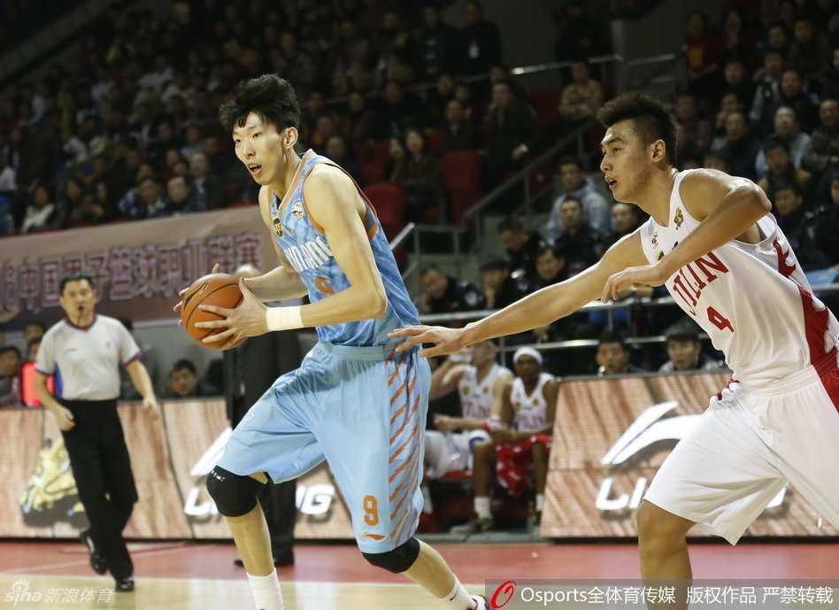 周琦百发百中布拉切统治内线 新疆客场狂胜吉林 周琦单打防守球员,修长的手臂如长鞭般舒展,篮球被狠狠砸进篮筐,上演了一记技惊四座的单手劈扣。