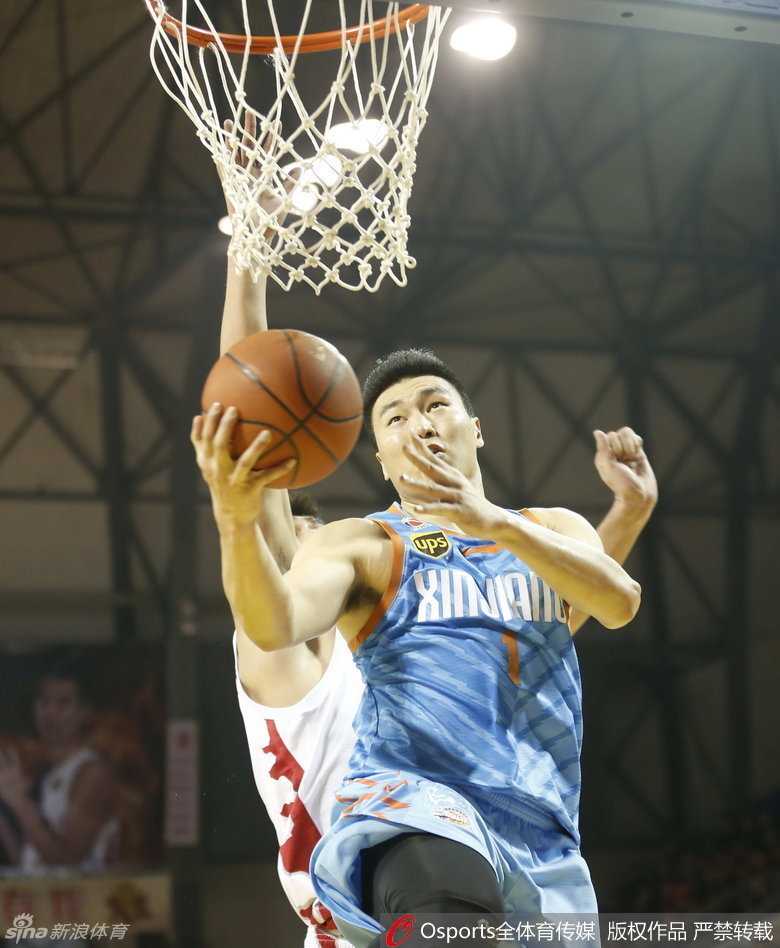 周琦百发百中布拉切统治内线 新疆客场狂胜吉林 苏伟在篮下背身强打,他用自己强壮的身体作为武器,一次次向内线凿去,展现了力量型中风的暴力美学。