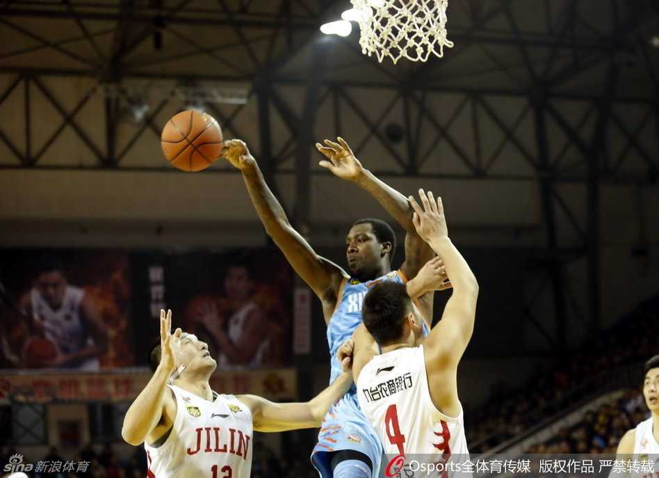 周琦百发百中布拉切统治内线 新疆客场狂胜吉林 内线巨塔布拉切张开双臂镇守篮下,眼神坚毅,如同禁区守护神一般让对手望而却步。