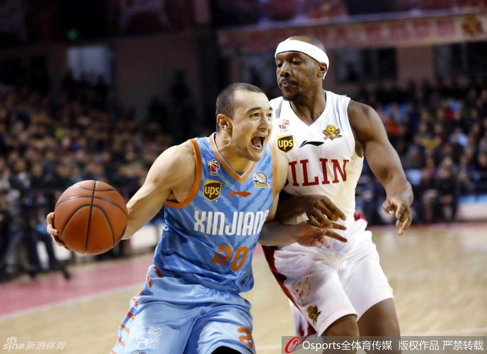 周琦百发百中布拉切统治内线 新疆客场狂胜吉林 李根咬紧牙关,脚下步伐飞快,全力以赴地跟防着像尖刀一样插入的西热力江,肌肉碰撞的紧张感扑面而来。