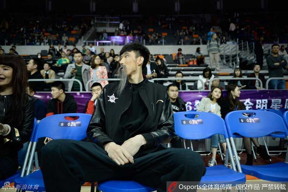 周琦的奇幻变身:从“大魔王”到白胡子魔法师 周琦单手轻松抓球,脸上仍带着标志性的长胡子和浓眉造型,眼神中透露出坚毅与自信,仿佛在酝酿赛场上即将施展的‘魔法’。